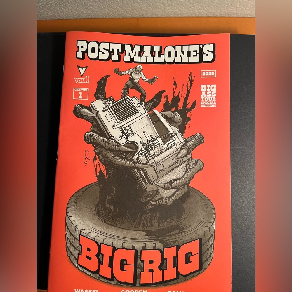 Post Malone Lot - includes a tour book & 2 Canes collaboration cups ! - Picture 9 of 11